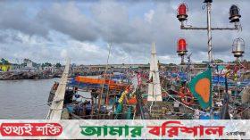 আবারো বৈরী আবহাওয়া: ট্রলার নিয়ে ঘাটে ফিরছেন জেলেরা