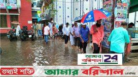 বরিশাল নগরীতে সামান্য বৃষ্টিতেই জমে হাটু পানি