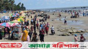কুয়াকাটা সৈকতে পর্যটকদের ঢল