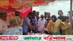 কুয়াকাটায় পর্যটকদের মাঝে পানি বিতরণ করলো বিএনপি
