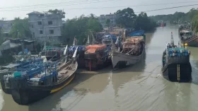ইলিশ ধরা নিষেধাজ্ঞায় উপকূলে ফিরছে হাজারো ট্রলার