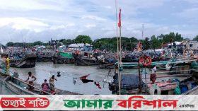 মধ্যরাতে ইলিশের সন্ধানে সাগরযাত্রা জেলেদের