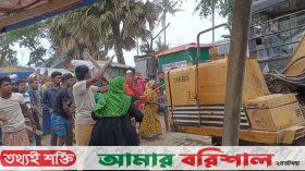 কুয়াকাটায় অবৈধ স্থাপনা উচ্ছেদ অভিযানে বাঁধা, পুলিশ জনতা মুখোমুখি