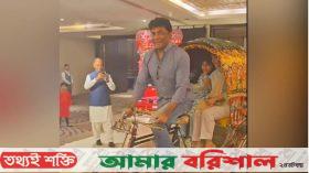 স্ত্রীকে নিয়ে ঢাকায় রিকশা চালালেন পাকিস্তানের হাইকমিশনার