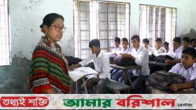বিদ্যালয়ের অফিস সহকারী করাচ্ছেন পাঠদান