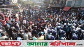 ব্যাটারিচালিত রিকশাচালকদের সড়ক অবরোধ, সংঘর্ষে দুই পুলিশ আহত