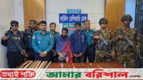 বরিশালে যৌথ বাহিনীর অভিযানে বিপুল দেশীয় অস্ত্রসহ দুজন আটক
