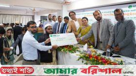 বরগুনায় প্রান্তিক মানুষের মাঝে প্রকাশ্যে ঋণ বিতরণ