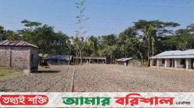 ভোলায় খেলার মাঠ আলু চাষের জন্য প্রস্তুত করলেন মাদরাসা সুপার