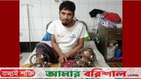 আর্থিক দুশ্চিন্তা নিয়ে হাসপাতালে কাতরাচ্ছেন পটুয়াখালীর গুলিবিদ্ধ মনির