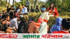 বরিশাল বিশ্ববিদ্যালয়ে শ্রেণিকক্ষ সংকটে তালতলায় শিক্ষার্থীদের ক্লাস