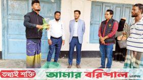 বরগুনায় বিক্রিকালে প্রশাসনের হস্তক্ষেপে টিয়াপাখি ও সাপ বনে অবমুক্ত