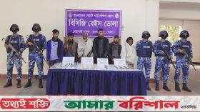 ভোলায় বিপুল প‌রিমাণ হাতবোমা-আগ্নেয়াস্ত্রসহ আটক ৬