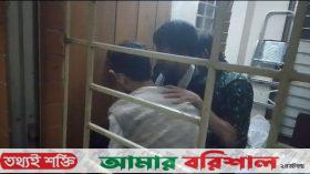 বরিশাল বিশ্ববিদ্যালয়ে দরজা ভেঙে ছিনিয়ে নেওয়া হলো ছাত্রলীগ কর্মীকে