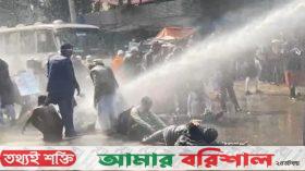 শাহবাগে শিক্ষকদের আন্দোলনে জলকামান ও কাঁদানে গ্যাস নিক্ষেপ