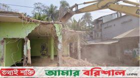 পটুয়াখালীতে সরকারি খালে আওয়ামী লীগ অফিস, গুঁড়িয়ে দিয়েছে প্রশাসন