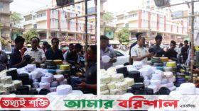 শেষ মুহূর্তে জমজমাট আতর-টুপির বেচাকেনা