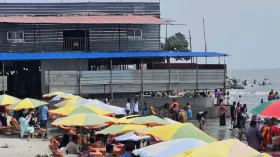 কুয়াকাটায় সৈকত দখল করে মার্কেট নির্মাণ, ঝুঁকিতে পর্যটকরা