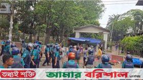 পুলিশের ব্যারিকেড ভেঙে যমুনার উদ্দেশে জবি শিক্ষক-শিক্ষার্থীরা