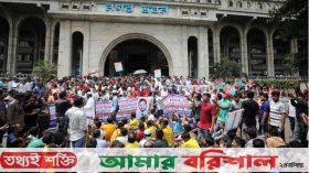 ইশরাককে শপথ না করানোর প্রতিবাদে বিক্ষোভ