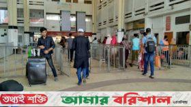 স্বস্তিতে কর্মস্থলে ফিরছে মানুষ