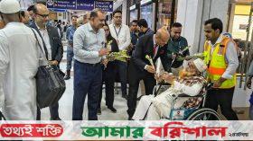 হজ শেষে প্রথম ফ্লাইটে দেশে ফিরলেন ৩৬৯ হাজি