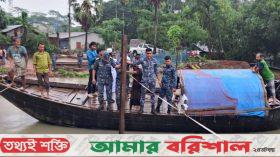 বরগুনায় জোয়ারের পানিতে ক্ষতিগ্রস্ত সড়কে নৌবাহিনীর সাঁকো নির্মাণ