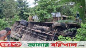 আমতলীতে বাস নিয়ন্ত্রণ হারিয়ে খাদে, আহত ১৫