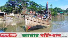 বঙ্গোপসাগরে দুই ট্রলারে ডাকাতি, জেলে গুলিবিদ্ধ