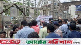 মাইলস্টোনের গেটে তালা, বাইরে উৎসুক জনতার ভিড়