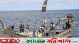 সাগরে বিকল ট্রলারে ভেসে থাকা ১৮ জেলে উদ্ধার করল নৌবাহিনী