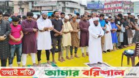 মহাসড়কে আন্দোলনকারীদের জুমার নামাজ আদায়