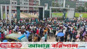 বরিশালে ইন্টার্ন চিকিৎসকদের ধর্মঘট অব‍্যাহত, দুর্ভোগে রোগীরা