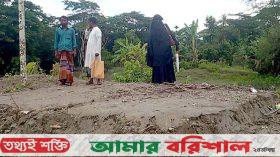 বরগুনায় জামিনে বের হয়ে বাদীর ঘর ভেঙে নিলেন যুবদল নেতা