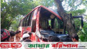 ঢাকা-বরিশাল মহাসড়কে দুই বাসের মুখোমুখি সংঘর্ষ, ১৫ জন আহত