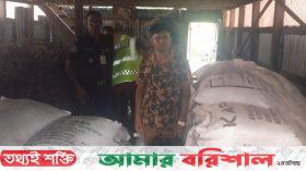 আমতলীতে নারী ইউপি সদস্যের ঘর থেকে ৬৪ বস্তা সার জব্দ
