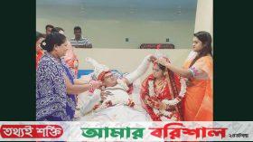 ভাঙা হাত-পা নিয়ে হাসপাতালে বিয়ে, মানিকগঞ্জের যুগলের কাণ্ড ভাইরাল