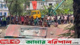 যাত্রীবাহী বাস নিয়ন্ত্রণ হারিয়ে খালে, নিহত ৫