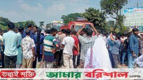 মহাসড়কে অবরোধ করে ছাত্রদের বিক্ষোভ