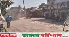 ইটের সুরকি-বালু দিয়ে হচ্ছে মহাসড়ক সংস্কার ॥ ধূলায় অতিষ্ট