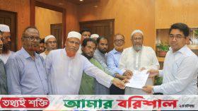 বরিশালে শিক্ষকদের ৭ দফা দাবিতে স্মারকলিপি প্রদান