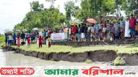 ত্রাণ নয়, টেকসই বেড়িবাঁধ চায় এলাকাবাসী