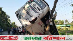 মোটরসাইকেল রক্ষায় উল্টো গেল বাস আহত-১৩