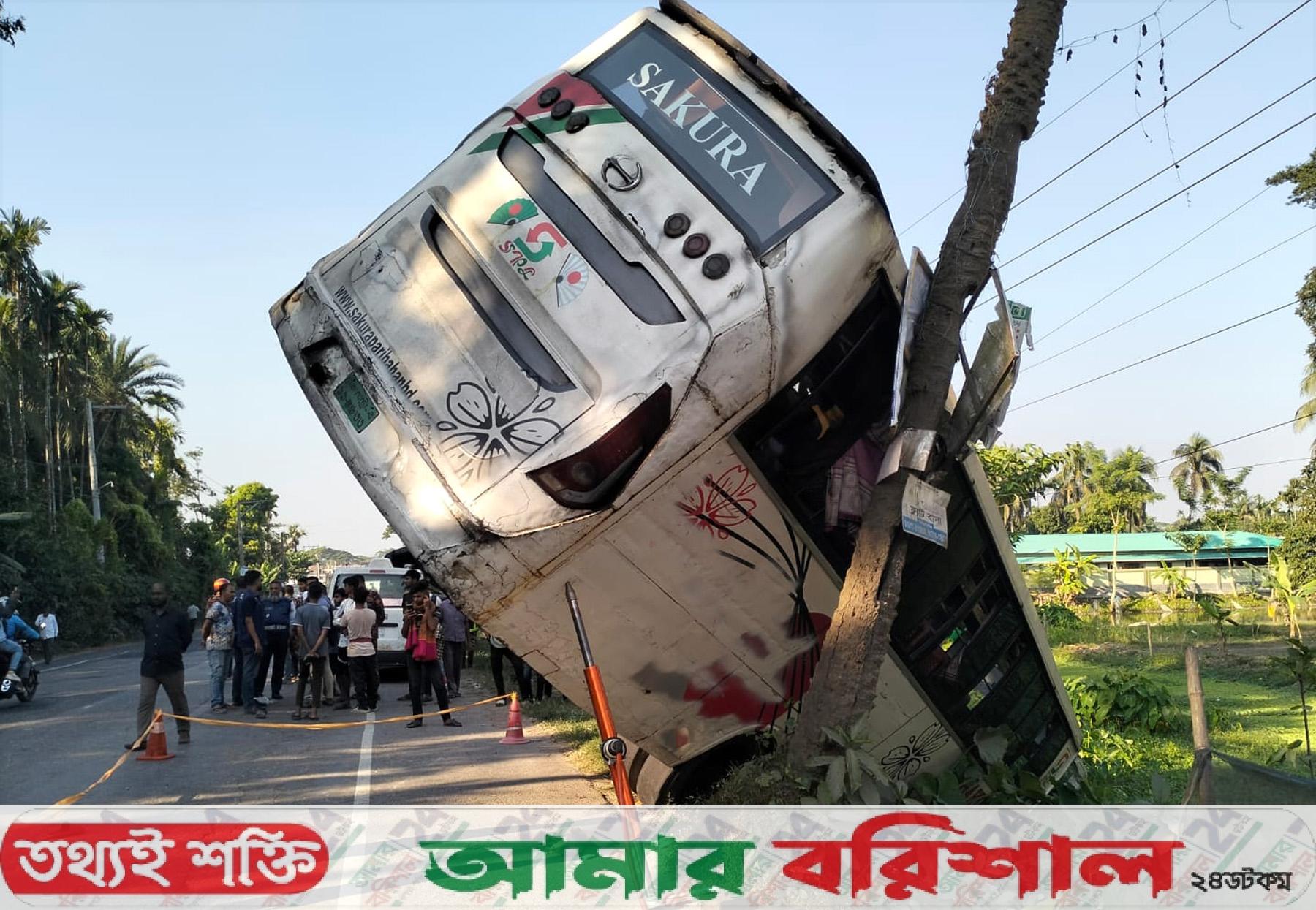 মোটরসাইকেল রক্ষায় উল্টো গেল বাস আহত-১৩