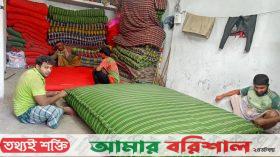 বরিশালে ব্যস্ততা বেড়েছে লেপ তোশক কারিগরদের