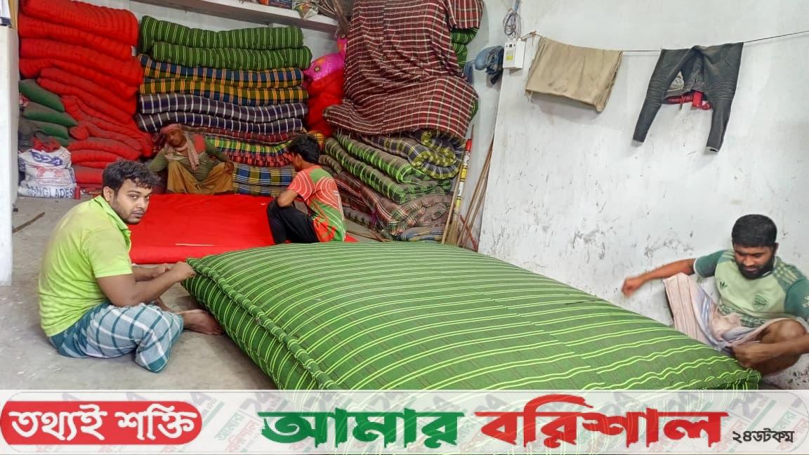 বরিশালে ব্যস্ততা বেড়েছে লেপ তোশক কারিগরদের