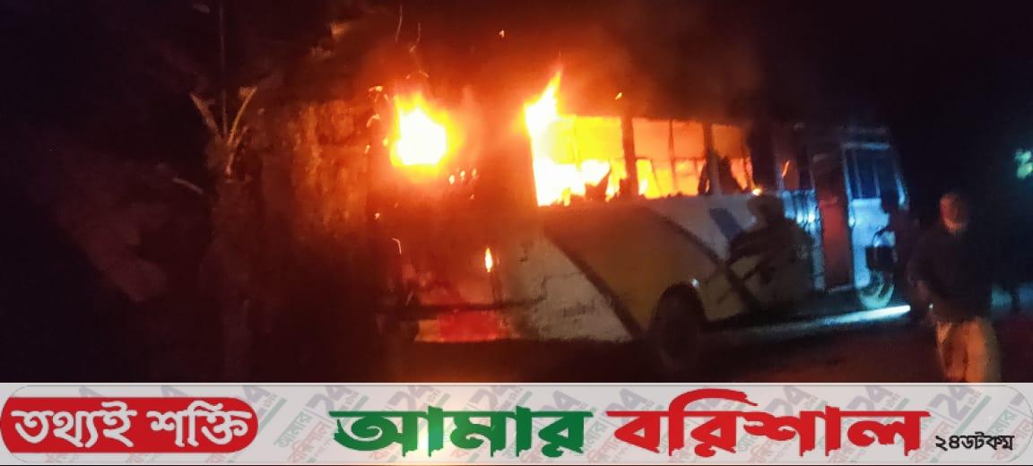 সড়কের পাশে পাকিং করে রাখা বাসে রহস্যজনক আগুন