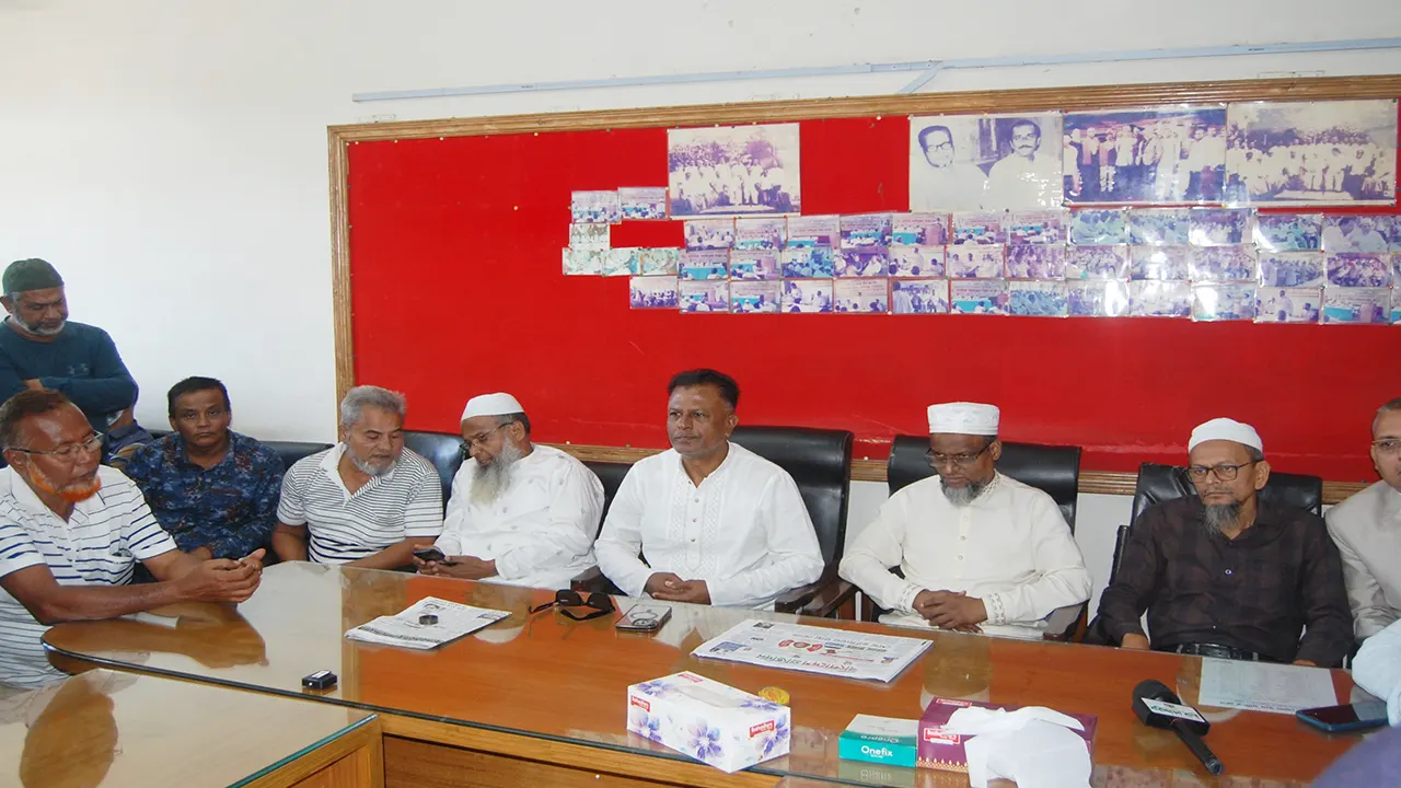 বরিশালে শিক্ষার্থী ও বাস শ্রমিকদের মধ্যে সমঝোতা