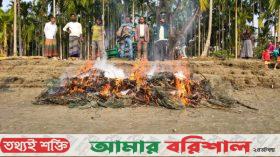 বরিশালে নিষিদ্ধ চায়না দুয়ারী জাল পুড়িয়ে ধ্বংস