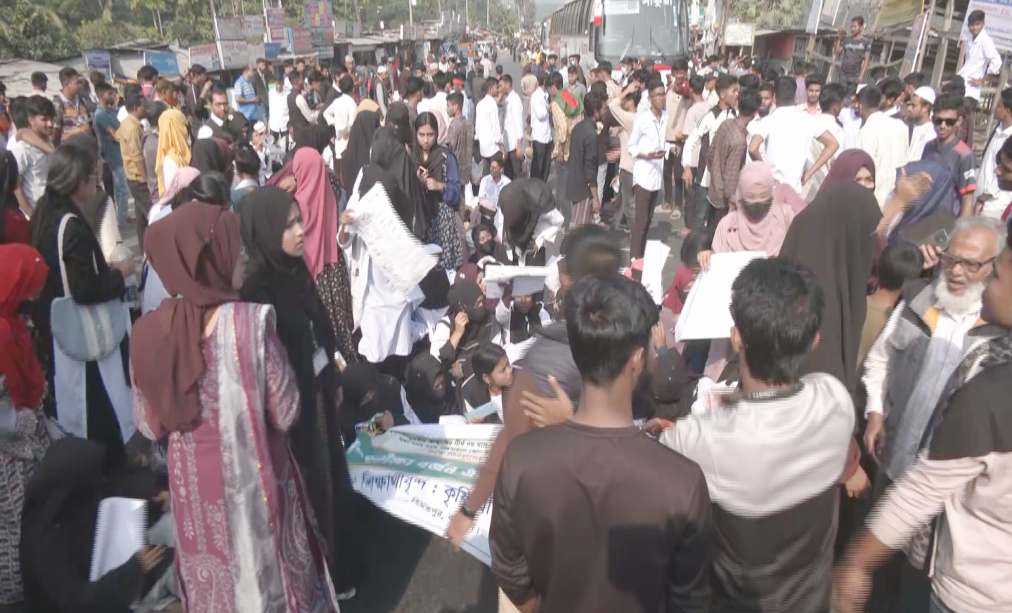 ৮ দফা দাবিতে ঢাকা-বরিশাল মহাসড়ক অবরোধ